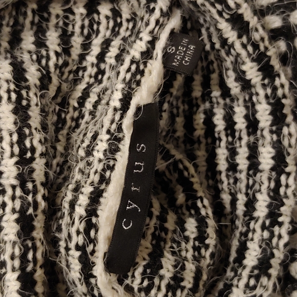 Cyrus fuzzy black and white sweater size small - Picture 5 of 7